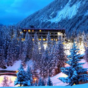 Station de ski de Courchevel la nuit en hiver