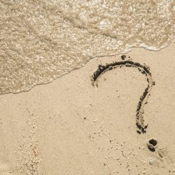 point d'interrogation sur la plage