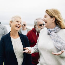 vacances en groupe à la mer en automne