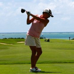joueur de golf au bord de la mer